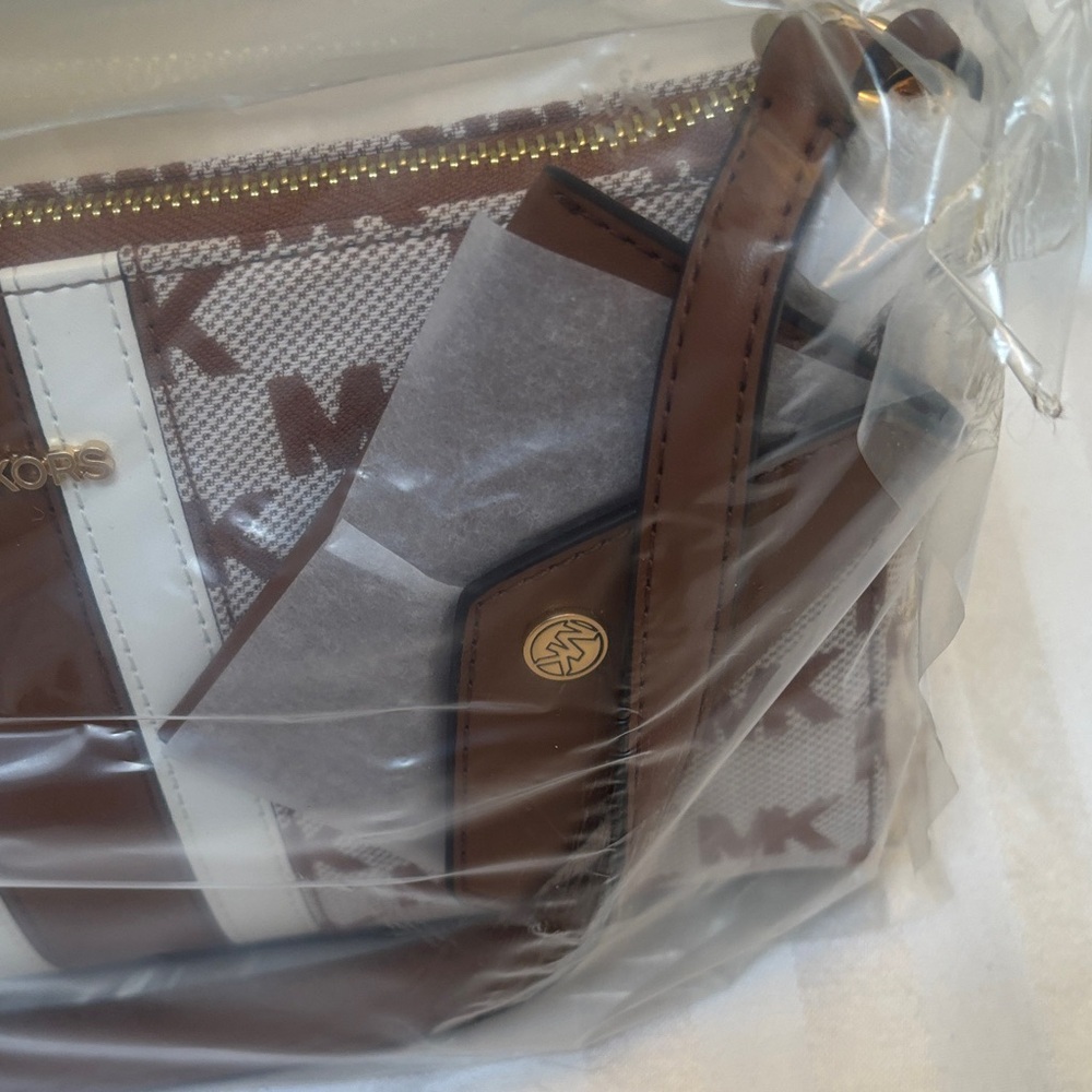 Michael Kors Vincent Med Logo Jacquard Pochette W/card Case Color: Luggage - Picture 3 of 10